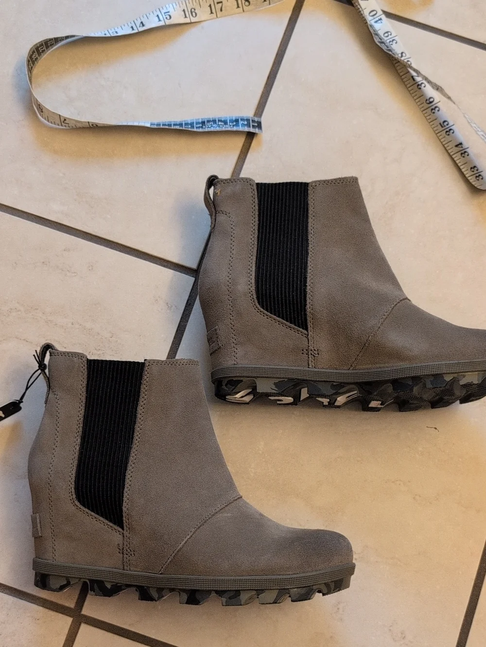NWT Sorel Joan of Arctic Boots Gray Nubuck Chelsea Bootie Hidden Wedge Suede 8.5